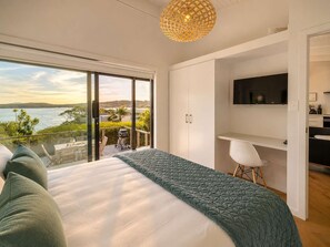 2 bedrooms, desk, iron/ironing board, WiFi