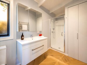Dusche, Haartrockner, Handtücher, Shampoo