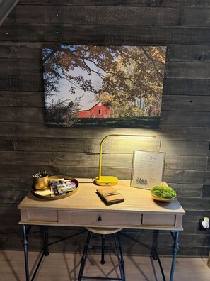 Interior - Charming barn in Glasgow, modern amenities, private setting close to downtown (Glasgow)