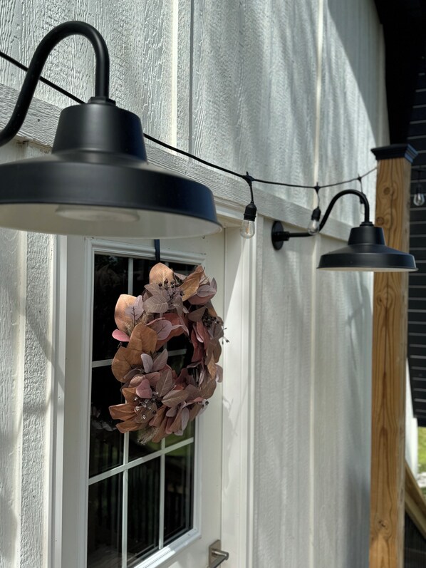 A window with a decorative wreath and a string of pendant lights. - Charming barn in Glasgow, modern amenities, private setting close to downtown (Glasgow)