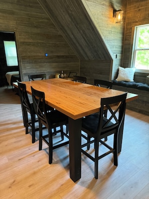 Dining - Charming barn in Glasgow, modern amenities, private setting close to downtown (Glasgow)