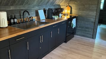 Køleskab, mikrobølgeovn, ovn, kogeplade
