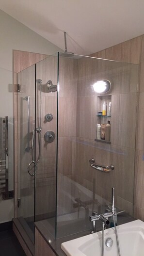 Baignoire à remous, séchoir à cheveux, serviettes fournies, savon
