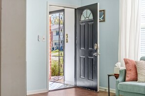 Interior - Jacksonville's Beachy Bungalow 2 Bedrooms (Jacksonville)