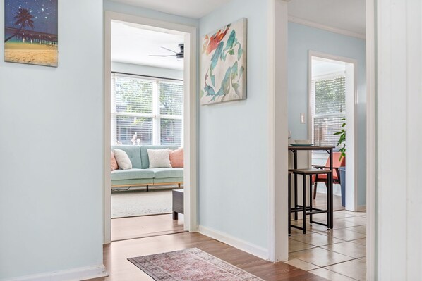 TV - Jacksonville's Beachy Bungalow 2 Bedrooms (Jacksonville)