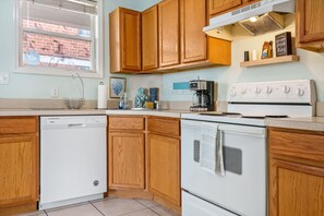 Private kitchen - Jacksonville's Beachy Bungalow 2 Bedrooms (Jacksonville)