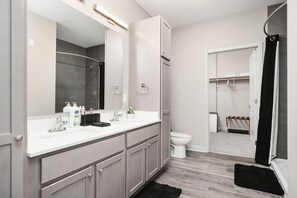 Een haardroger, handdoeken