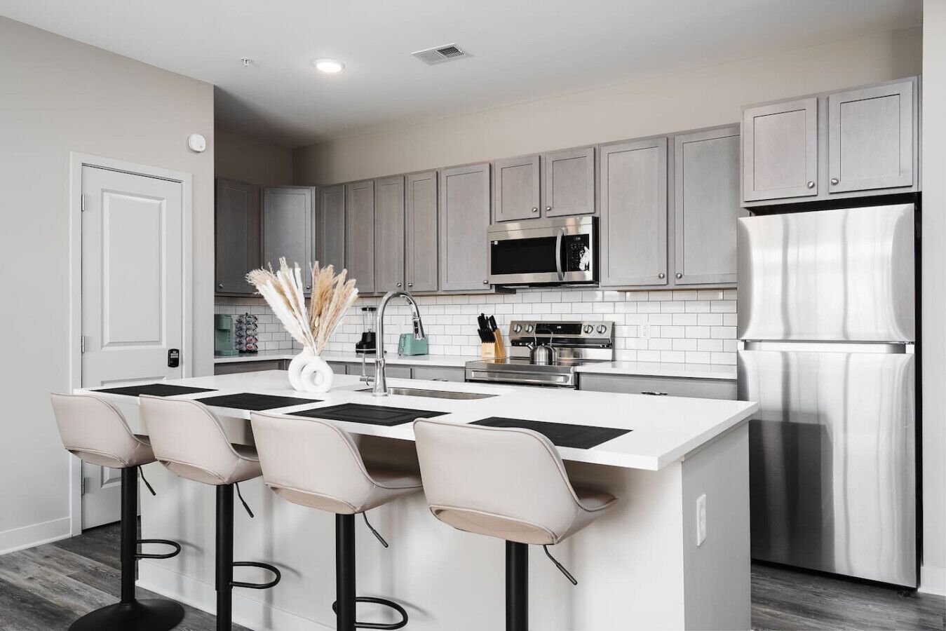 Refrigerador, microondas, horno y parrilla de estufa 