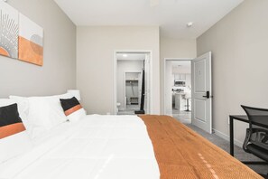 2 slaapkamers, een bureau, een strijkplank/strijkijzer, gratis wifi