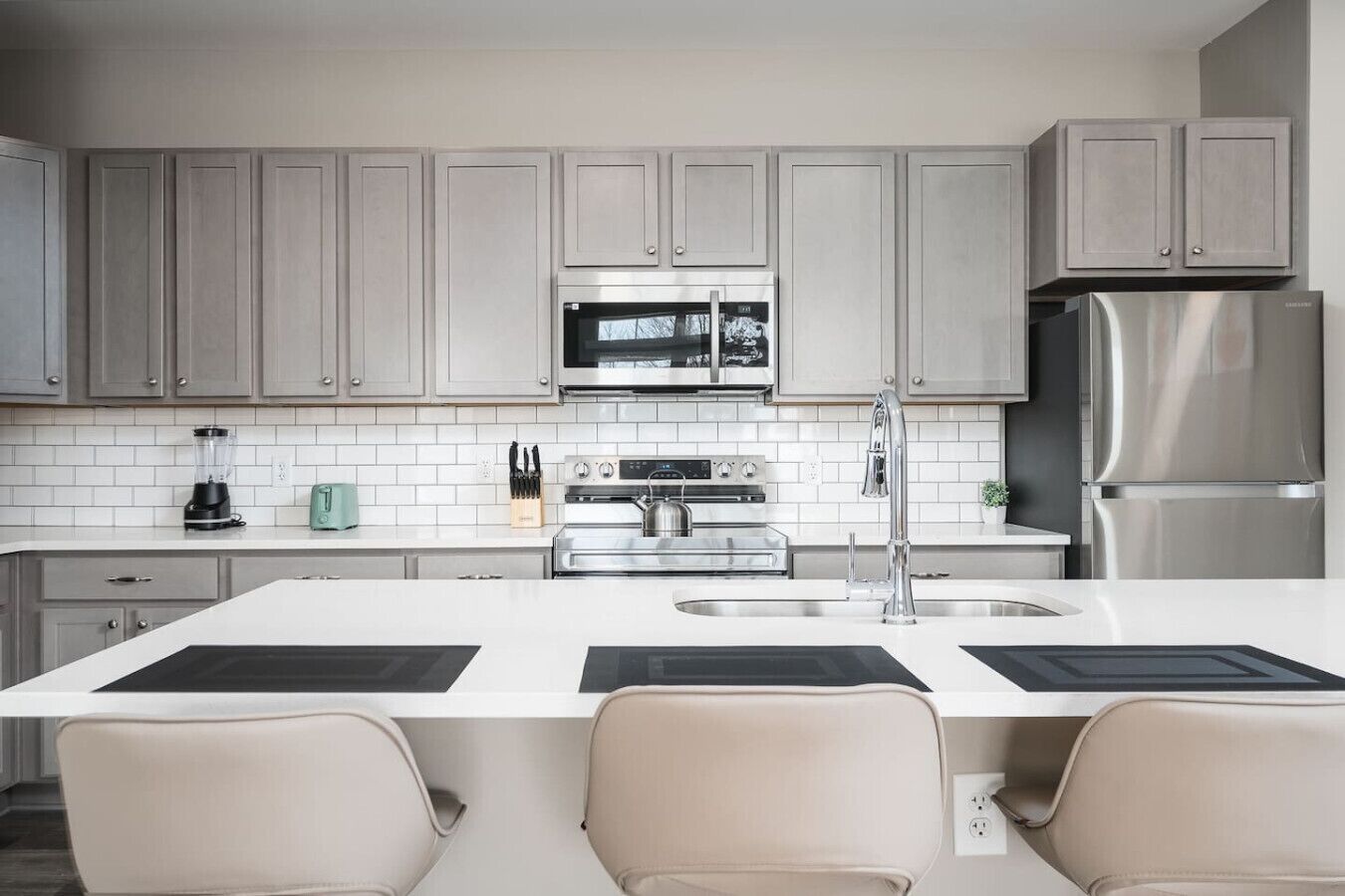 Refrigerador, microondas, horno y parrilla de estufa 