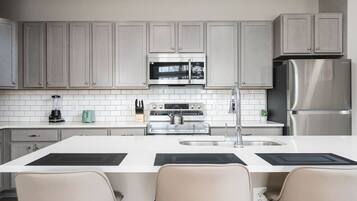 Refrigerador, microondas, horno, placa de cocina