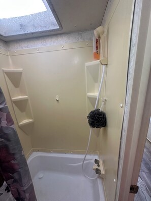 Haartrockner, Handtücher, Seife, Toilettenpapier