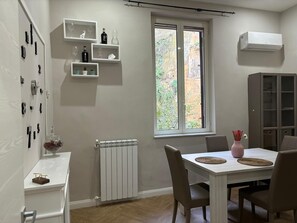Dining - Correra Charme is an apartment 5 minutes from Piazza Dante (Napoli)