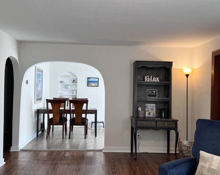 Charming 2-bedroom Pet Friendly House, Close To Weko Beach & Wine Trail - Bridgman, MI