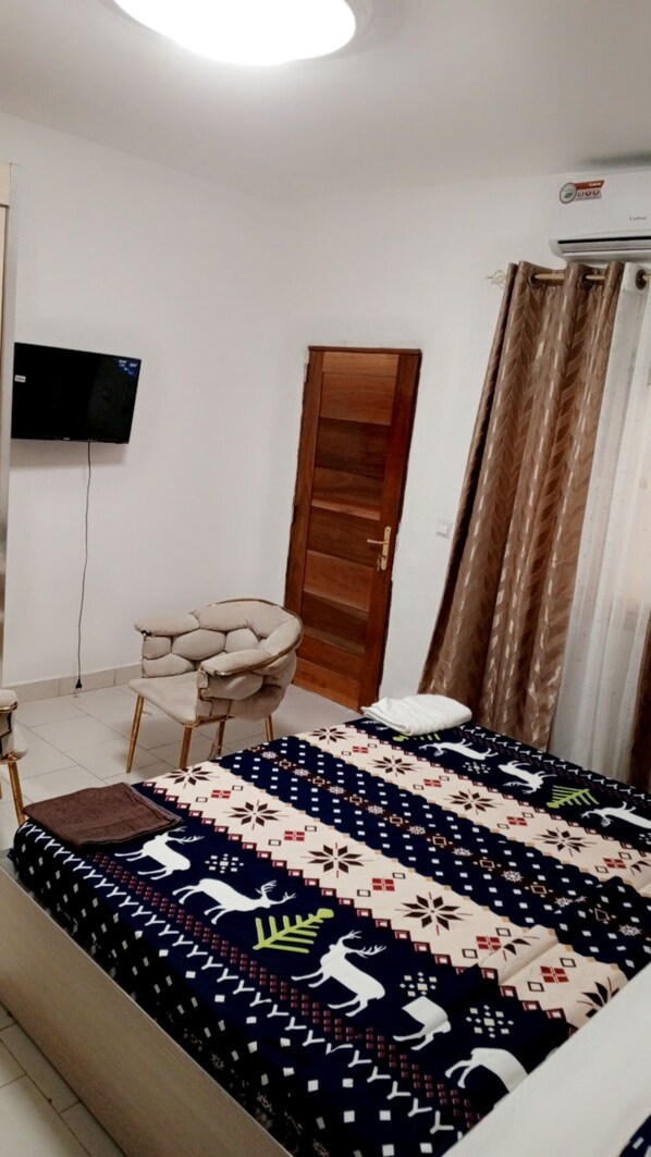 1 bedroom, desk, iron/ironing board, WiFi