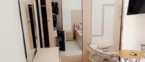 1 bedroom, desk, iron/ironing board, WiFi