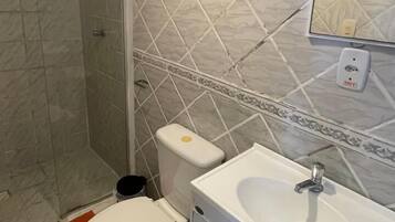 Dusj, håndklær og toalettpapir