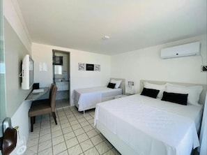 Espacio para trabajar con laptop y cortinas blackout