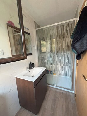 Shower, bidet, towels