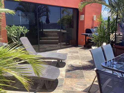 2-bedroom apartment in welcoming Manzanillo with WiFi, AC