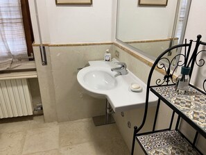 Een douche, een haardroger, een bidet, handdoeken