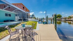 A waterfront property with a covered patio, a swimming pool, and a dock extending into the water. - Entire home in Matlacha Isles-Matlacha, Florida
4 guests 2 bedrooms 3 beds (Matlacha Isles-Matlacha Shores)