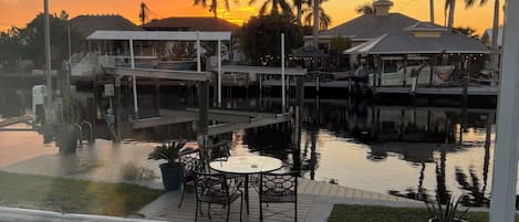 Una piscina al aire libre, una piscina climatizada