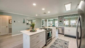 A modern kitchen with a central island, built-in oven, and stainless steel appliances. - Entire home in Matlacha Isles-Matlacha, Florida
4 guests 2 bedrooms 3 beds (Matlacha Isles-Matlacha Shores)