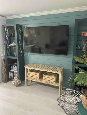 Interior - Entire home in Matlacha Isles-Matlacha, Florida
4 guests 2 bedrooms 3 beds (Matlacha Isles-Matlacha Shores)