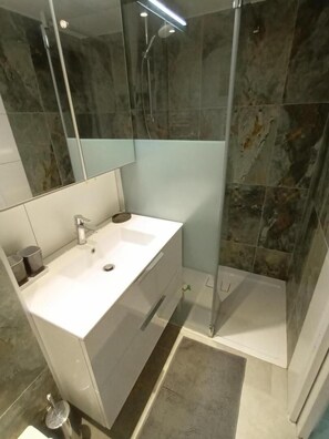 Douche, serviettes fournies