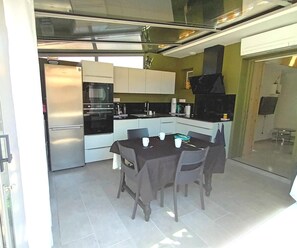 Kühlschrank, Mikrowelle, Geschirrspüler