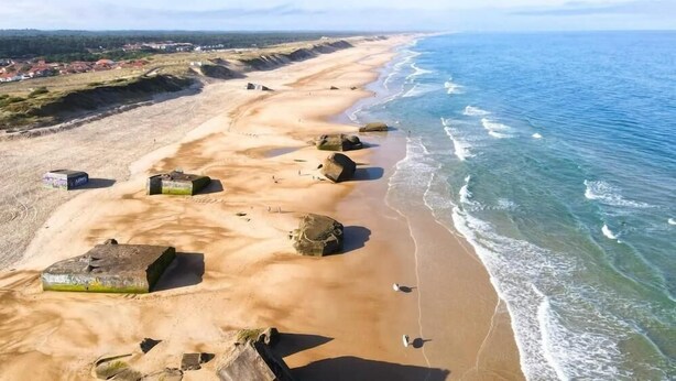 A coastal beach with large rocks and a clear view of the ocean. - Gîte Charles - CAPBRETON (CAPBRETON)