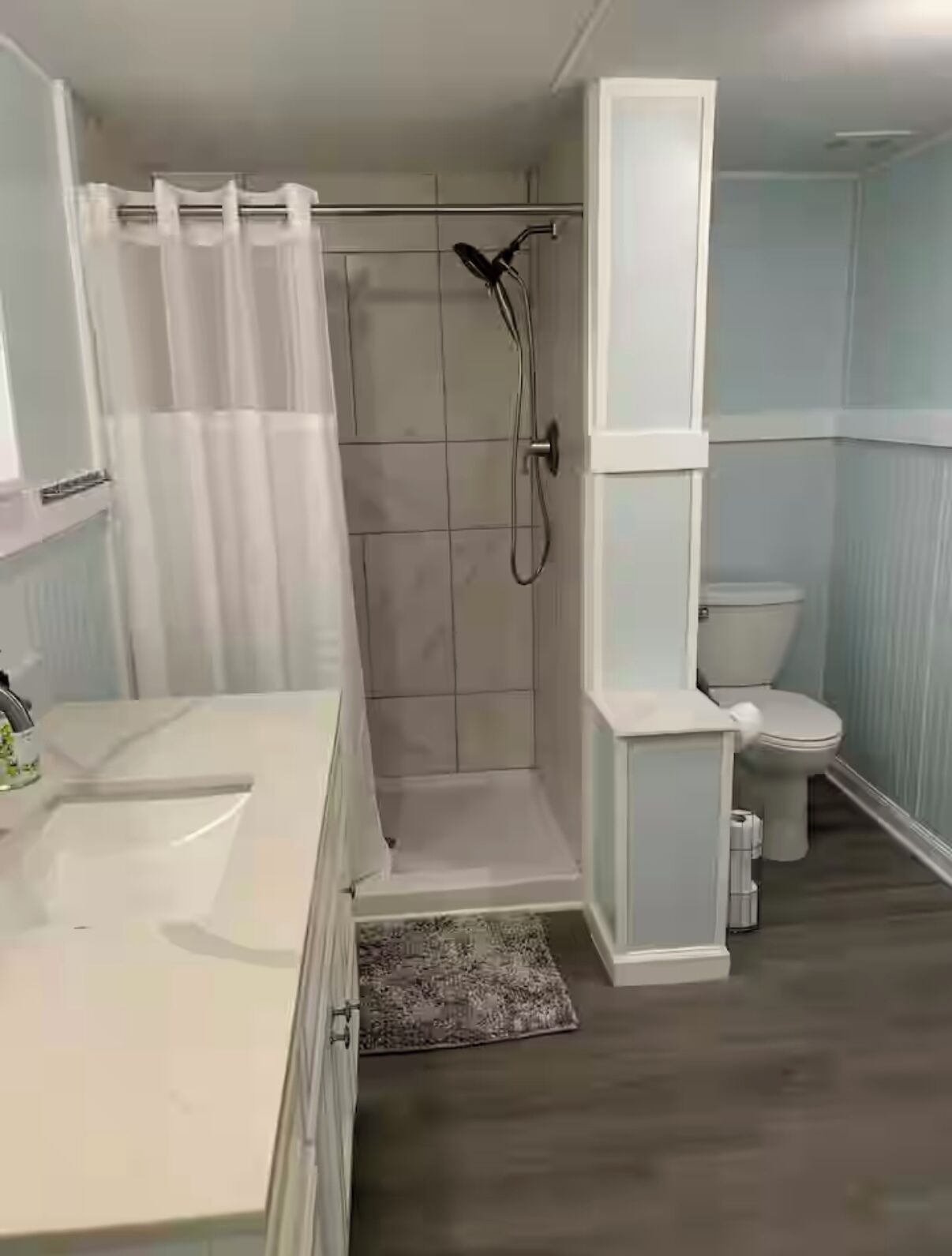 Een douche, een haardroger, handdoeken, zeep