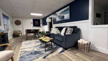 Smart TV, chimenea, tenis de mesa y monitor de computadora