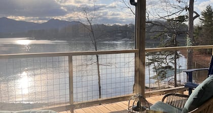 Luxury Lakefront Chatuge, 5 Beds 3 Bath, 2 Kitchens, Free WiFi, Sleeps 12 & Dock