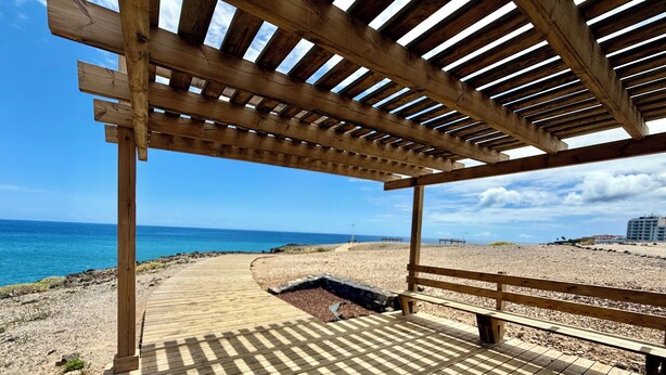 A wooden deck with a view of the beach and ocean. - La Esterlicia (Los Abrigos)