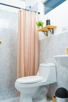 Ducha, artículos de tocador gratuitos, toallas, jabón