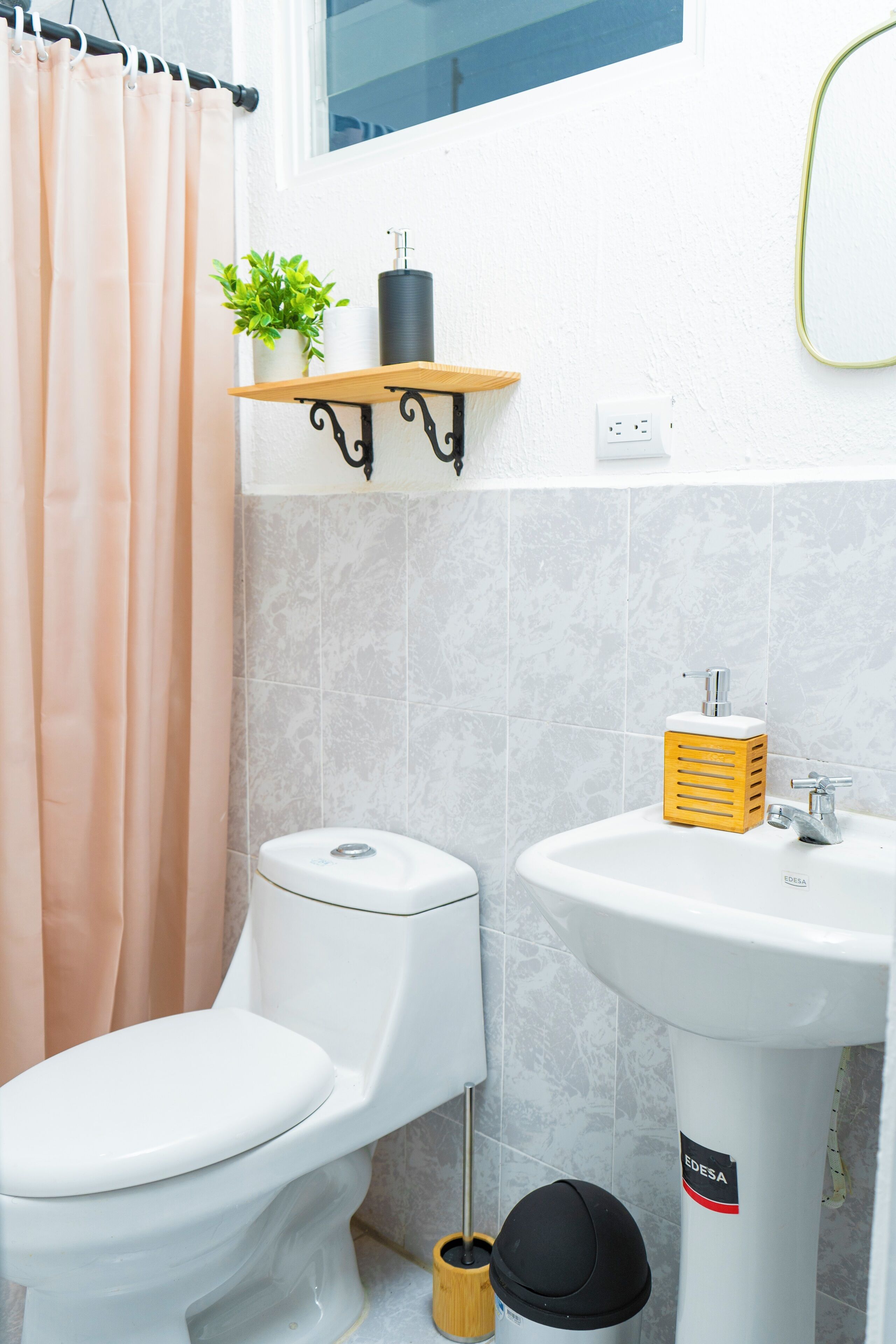 Casa, 2 habitaciones, patio | Baño | Regadera, amenidades de baño gratuitas, toallas, jabón 