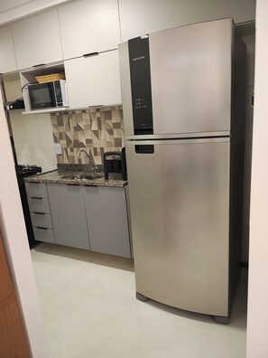 Réfrigérateur, micro-ondes, four, plaque de cuisson