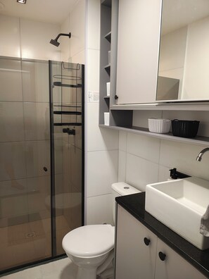 Shower, towels, toilet paper - Summer dream. Beach House: The Perfect Place to Relax and Enjoy! (Recreio dos Bandeirantes Rio de Janeiro)