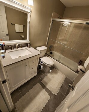 Sèche-cheveux, bidet, serviettes fournies, savon