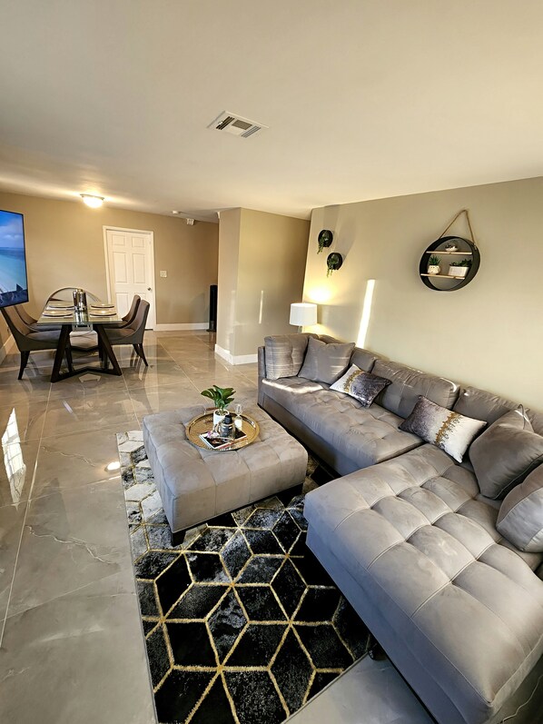 TV connectée, baby-foot, écrans d'ordinateur