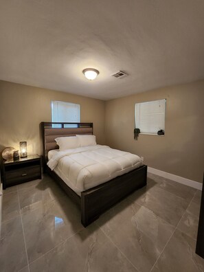 3 bedrooms, desk, iron/ironing board, free WiFi - Private & charming home, 3 miles from the beach with WiFi, AC, Laundry, backyard (Wilton Manors)