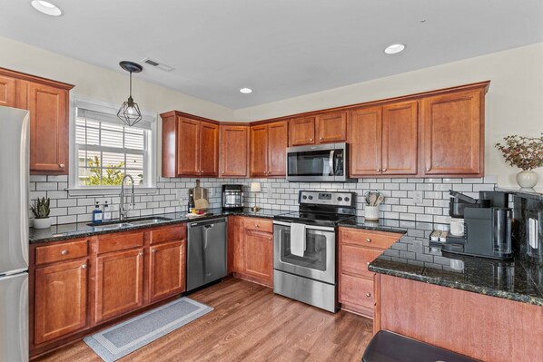 Fridge, microwave, stovetop, dishwasher