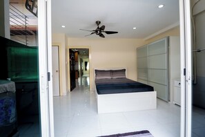3 bedrooms, desk, iron/ironing board, WiFi
