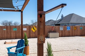 Une structure en bois sur laquelle on peut voir une pancarte indiquant « limite du comté de Taylor » et une autre pancarte indiquant « petite maison ».