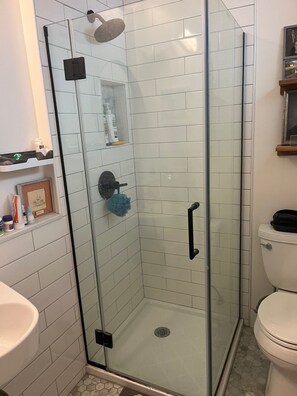 Hair dryer, towels, soap, toilet paper - Charming historic 2-bedroom cottage in brilliant Moss Beach with ocean view (Moss Beach)