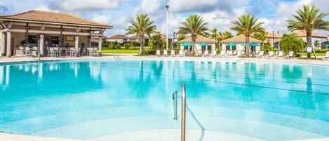 Inomhuspool och utomhuspool
