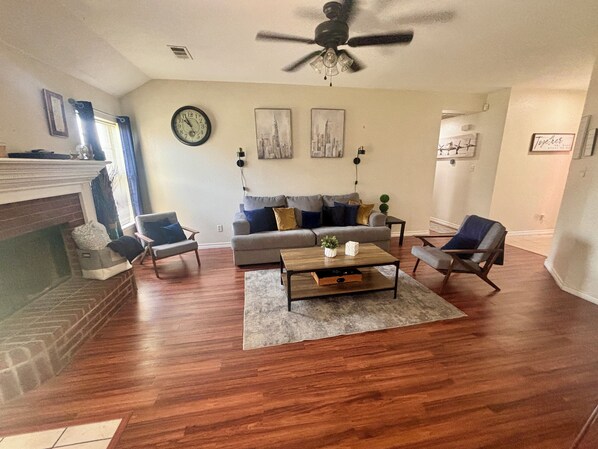 スマートテレビ、暖炉、書庫