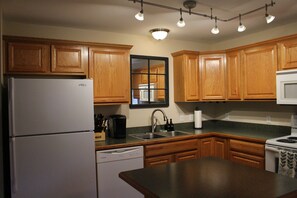 Micro-ondes, four, plaque de cuisson, lave-vaisselle